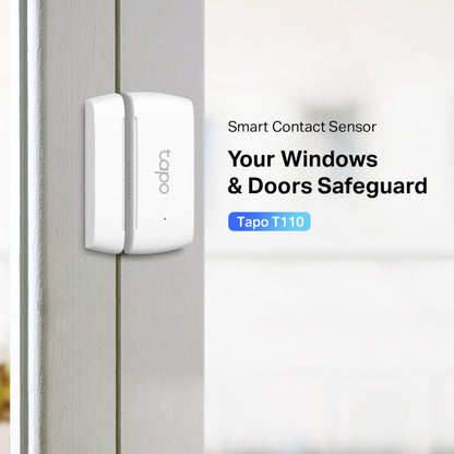 TP-Link Tapo T110 magnetsensor på dørkarm med tekst: Smart magnetsensor beskytter dine vinduer og døre.