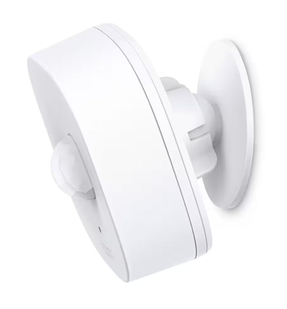 TP-Link Tapo T100 bevægelsessensor hvid, afrundet rektangulært design, cirkulær base, vægmonteret, set fra vinkel.