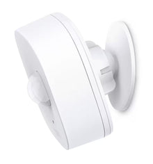 TP-Link Tapo T100 bevægelsessensor hvid, afrundet rektangulært design, cirkulær base, vægmonteret, set fra vinkel.