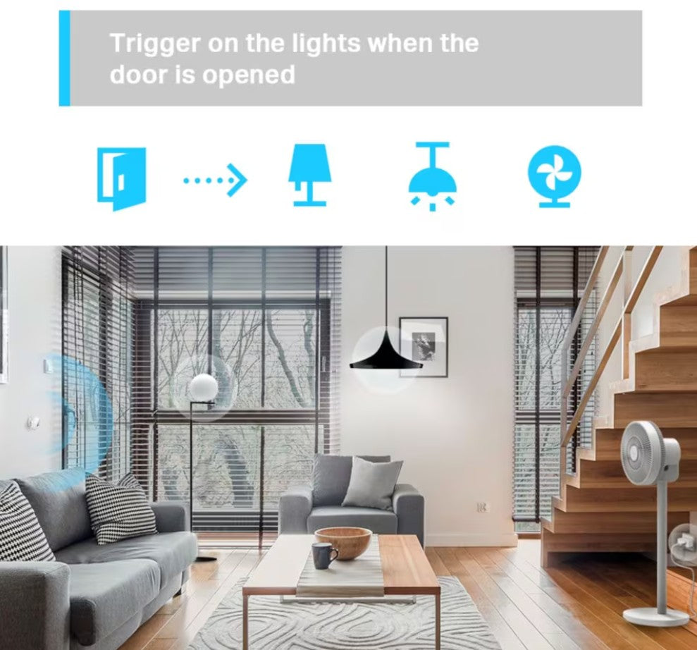 TP-Link Tapo T100 Bevægelsessensor viser lystrigger ved dørbevægelse med ikoner for dør, lampe, loftlys og ventilator.