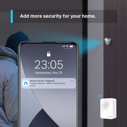 TP-Link Tapo T100 bevægelsessensor monteret på væg, smartphone viser bevægelsesalarm, person i hættetrøje i billedet.