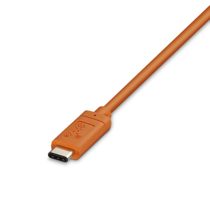 Lacie Robust ekstern harddisk 5TB med orange USB-C kabel, synlig stikende og del af ledning.