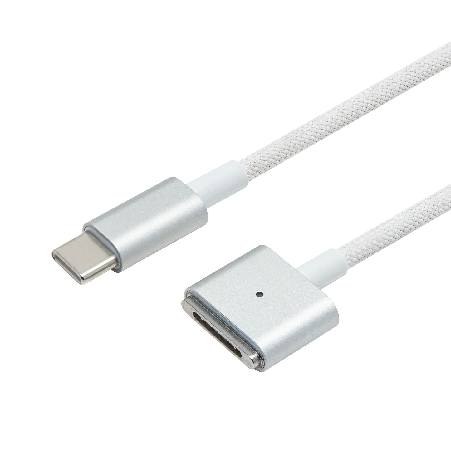 USB-C til MagSafe 3 kabel 2m, hvid flettet med sølvfarvede stik, USB-C tilslutning og MagSafe 3 opladerstik til MacBook.