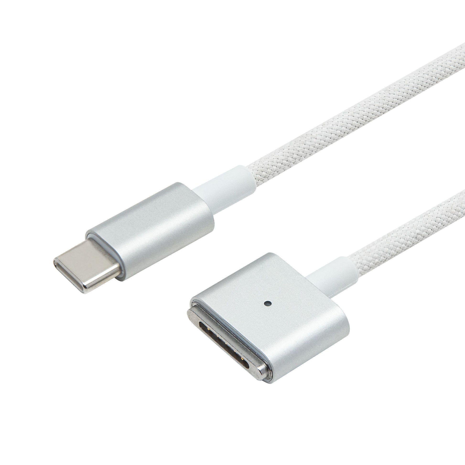 USB-C til MagSafe 3 kabel 2m, hvid flettet med sølvfarvede stik, USB-C tilslutning og MagSafe 3 opladerstik til MacBook.