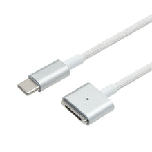 USB-C til MagSafe 3 kabel 2m, hvid flettet med sølvfarvede stik, USB-C tilslutning og MagSafe 3 opladerstik til MacBook.