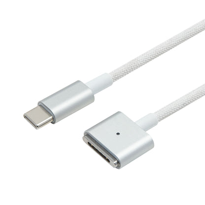 USB-C til MagSafe 3 kabel 2m, hvid flettet med sølvfarvede stik, USB-C tilslutning og MagSafe 3 opladerstik til MacBook.