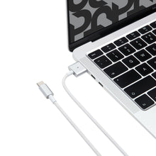 Plexgear USB-C til MagSafe 3-kabel 2 m, flettet, tilsluttet laptop, USB-C stik i den anden ende.