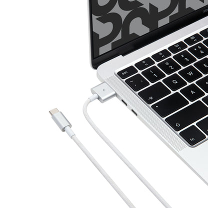 Plexgear USB-C til MagSafe 3-kabel 2 m, flettet, tilsluttet laptop, USB-C stik i den anden ende.
