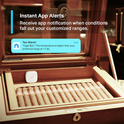 TP-Link Tapo T310 Smart Thermometer og Hygrometer hvid i åben humidor med cigarkasse, app-alert om for høj temperatur.