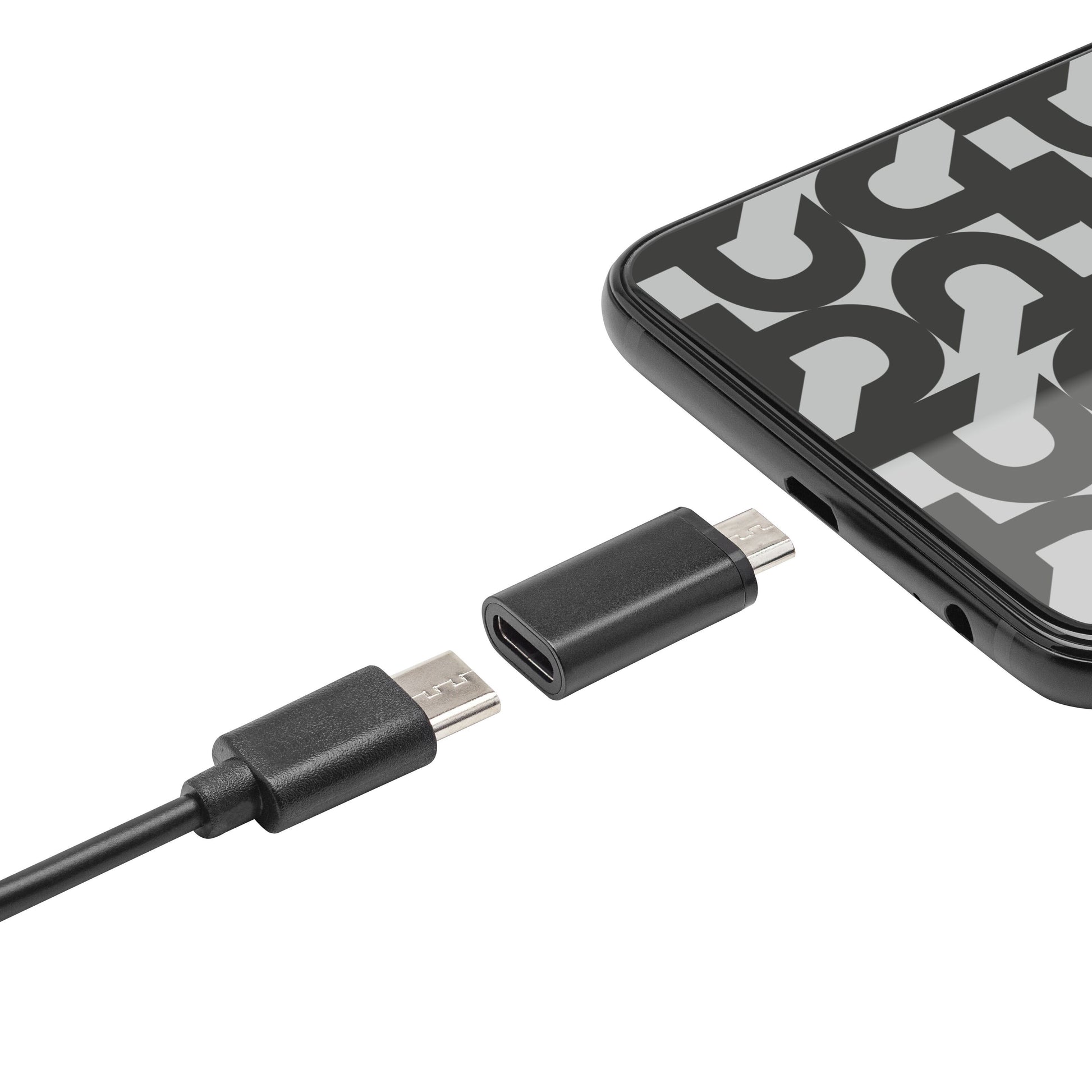 Plexgear USB-C til Micro-USB adapter sølvfarvet ved siden af smartphone med sort-hvidt mønster på skærm.