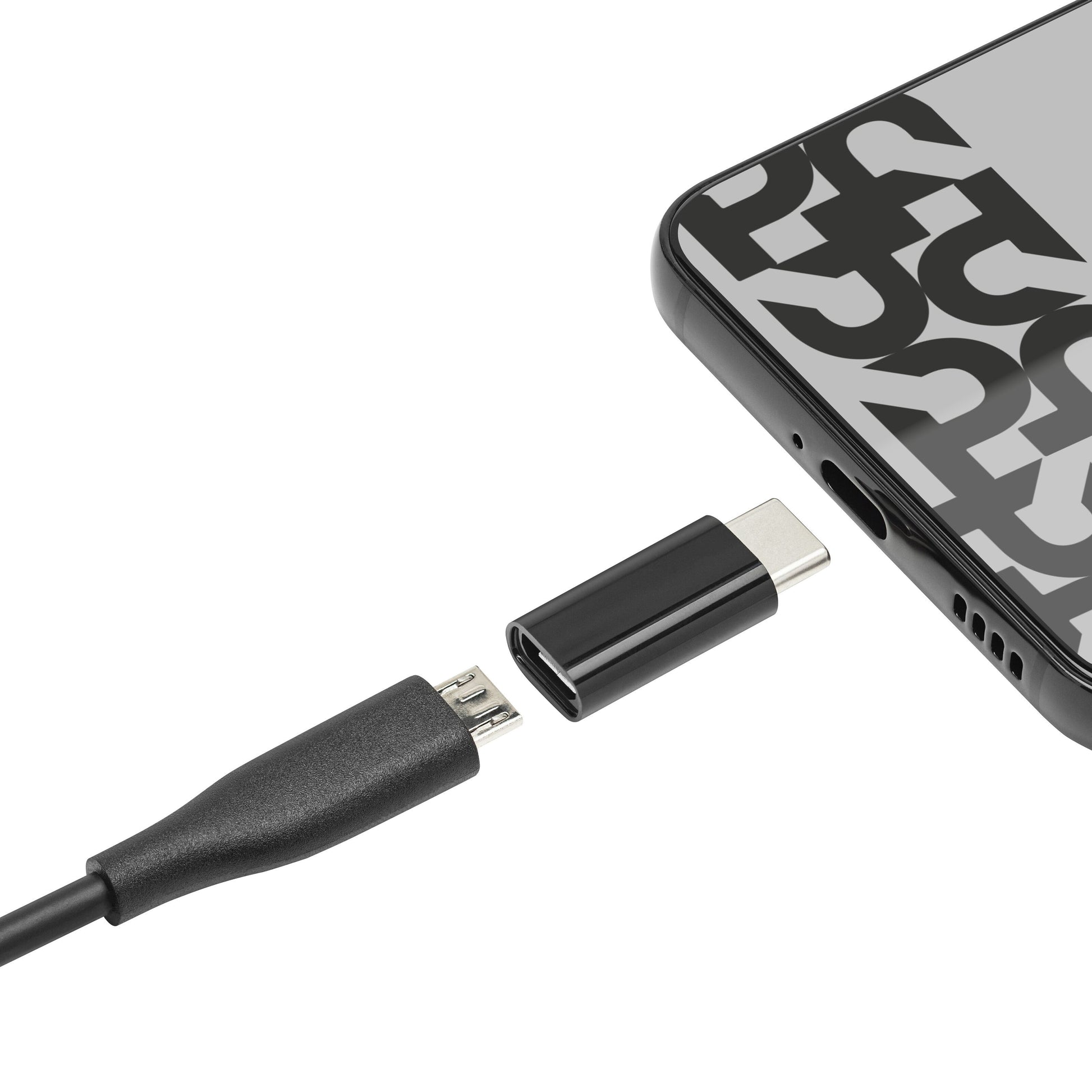 Smartphone med Plexgear Micro-USB til USB-C adapter og opladningskabel, adapter sat mellem telefon og kabel.