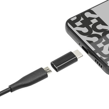 Smartphone med Plexgear Micro-USB til USB-C adapter og opladningskabel, adapter sat mellem telefon og kabel.