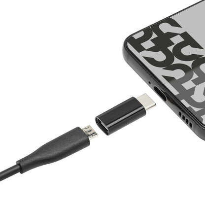 Smartphone med Plexgear Micro-USB til USB-C adapter og opladningskabel, adapter sat mellem telefon og kabel.