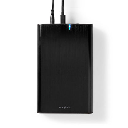 Nedis sorte powerbank med to tilsluttede kabler og blå indikator, ved siden af Nedis 3,5" harddiskkabinet USB-C 3.2 Gen 1.