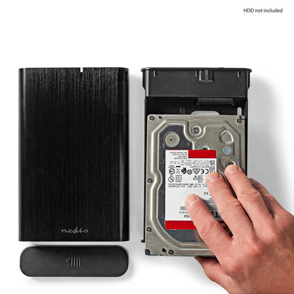 Nedis Harddiskkabinet 3,5" USB-C 3.2 Gen 1 til SATA HDD, kabinet og tilbehør ved siden af, tekst "HDD ikke inkluderet.