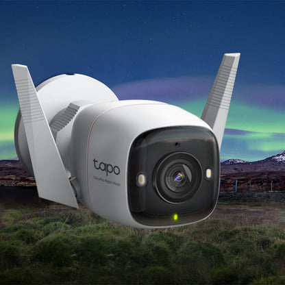 TP-Link Tapo C325WB trådløst overvågningskamera med antenner, 2K QHD, ColorPro Night Vision, udendørs miljø.