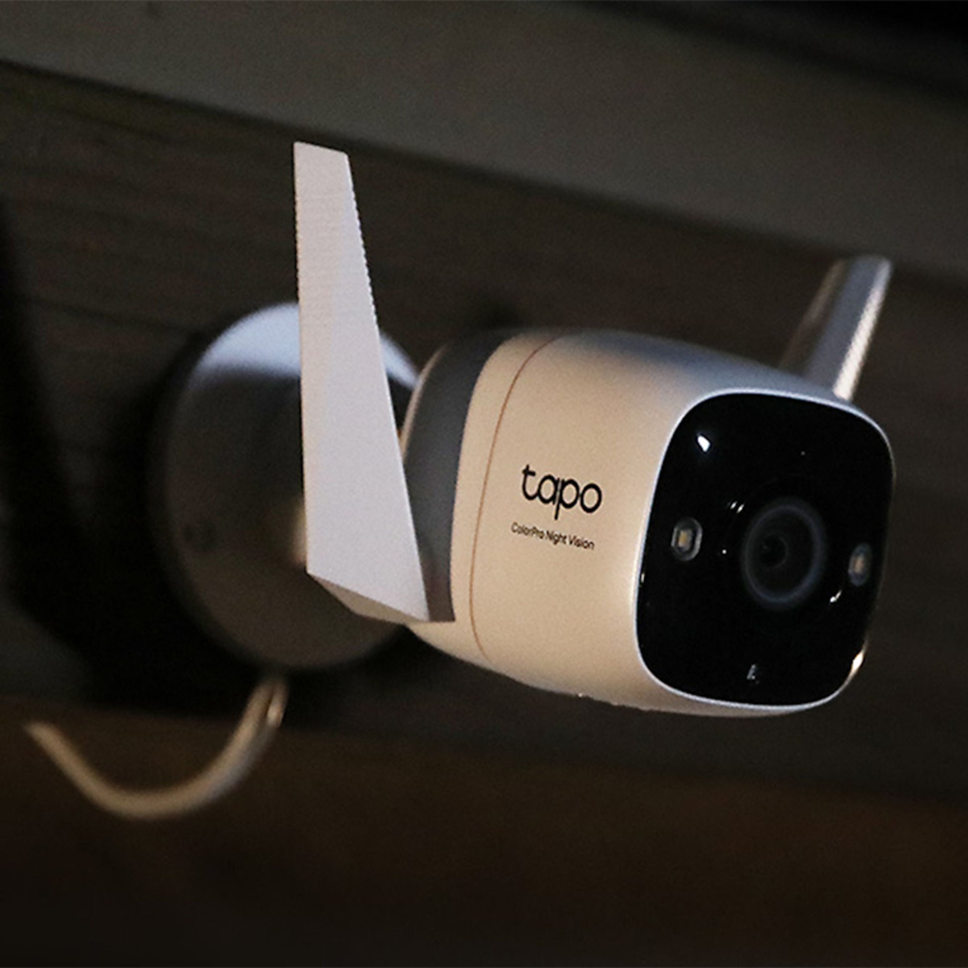 TP-Link Tapo C325WB trådløst overvågningskamera 2K QHD ColorPro Night Vision, monteret på væg, linse fremad, kabel bagud.