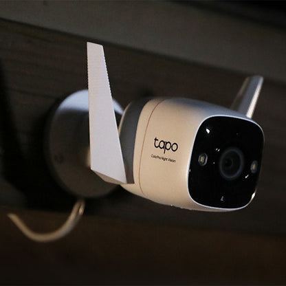 TP-Link Tapo C325WB trådløst overvågningskamera 2K QHD ColorPro Night Vision, monteret på væg, linse fremad, kabel bagud.