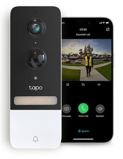 Tapo D230S1 smart dørklokke med kamera og højttaler ved siden af smartphone der viser 2K-video af person ved dør.
