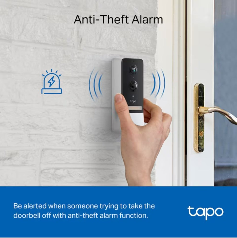 TP-Link Tapo D230S1 smart dørklokke med 2K video på hvid murstensvæg, anti-tyveri alarm ikon synligt.