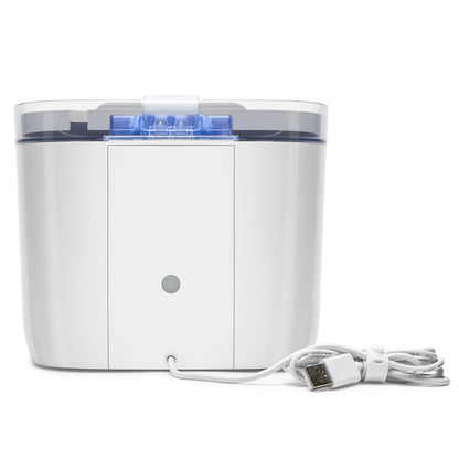Cleverio Smart vandautomat til kæledyr set bagfra med transparent top, blå lys og hvid USB-kabel forbundet nederst.
