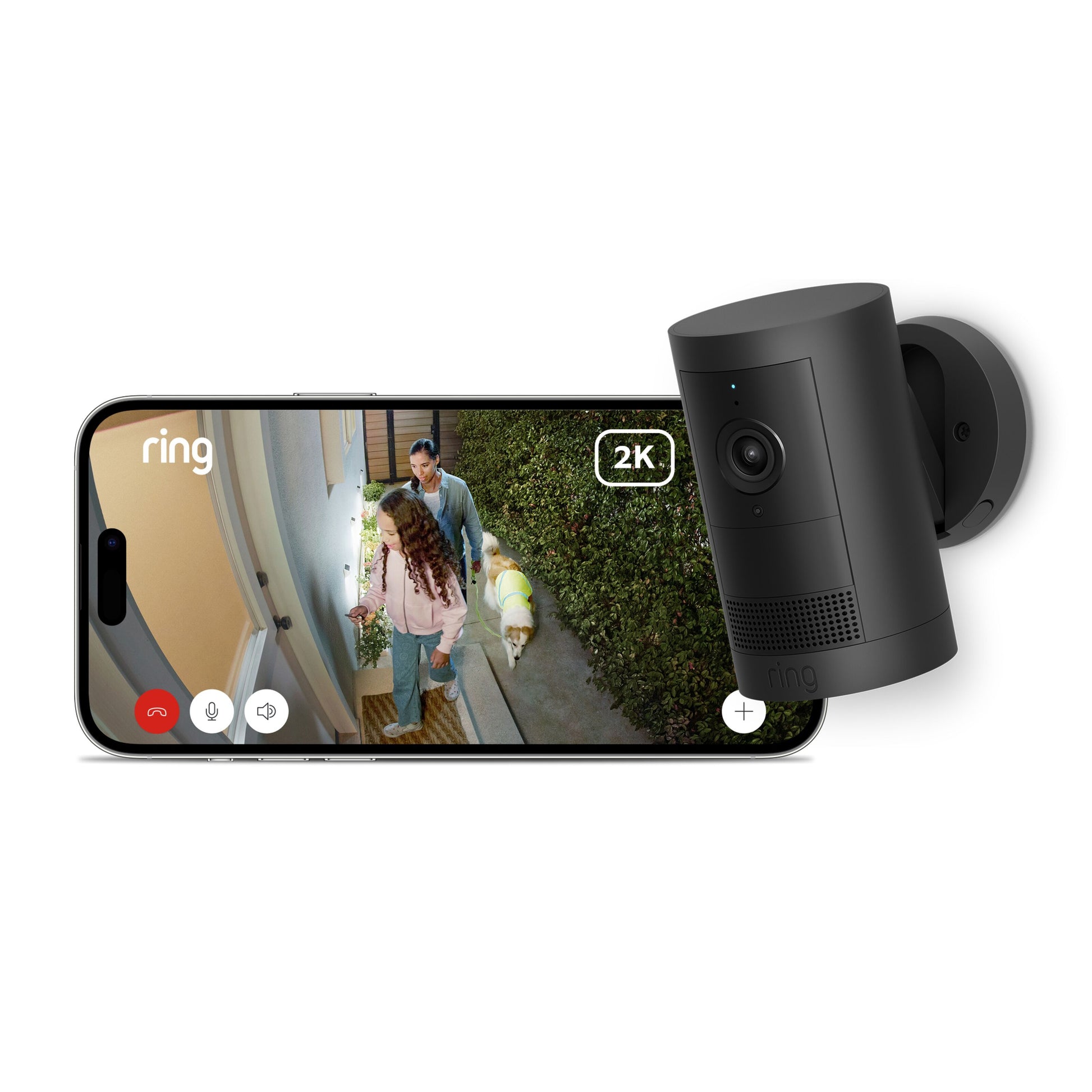 Ring Outdoor Cam Plus Plug-in sort vægmonteret, med smartphone der viser 1080p live-feed i Ring-app.