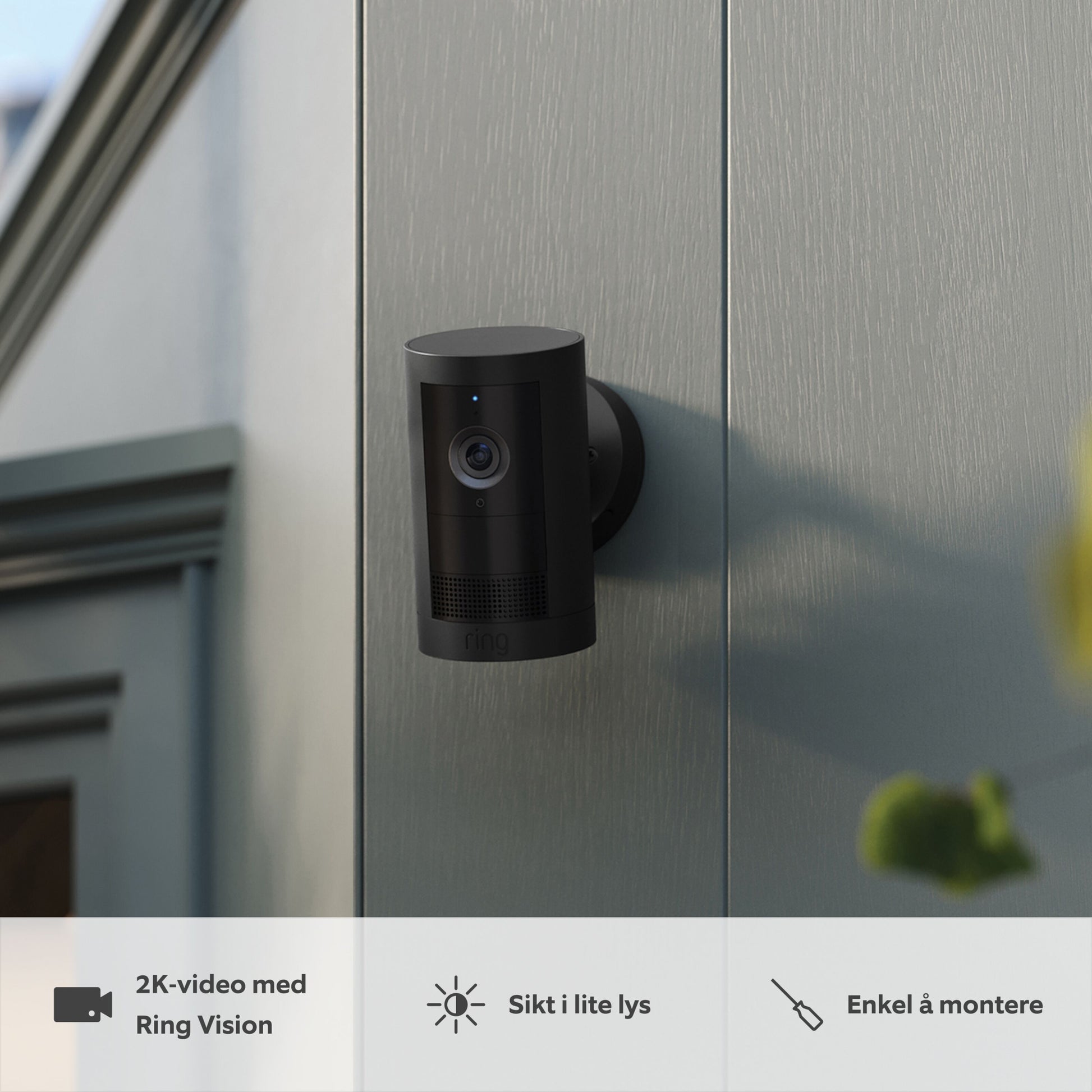 Ring Outdoor Cam Plus Plug-in sort monteret på lys ydervæg, 1080p Full HD, natsyn, Ring Vision, nem installation.