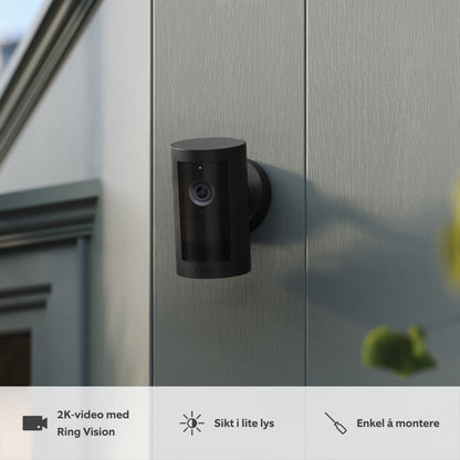 Ring Outdoor Cam Plus Plug-in sort monteret på lys ydervæg, 1080p Full HD, natsyn, Ring Vision, nem installation.