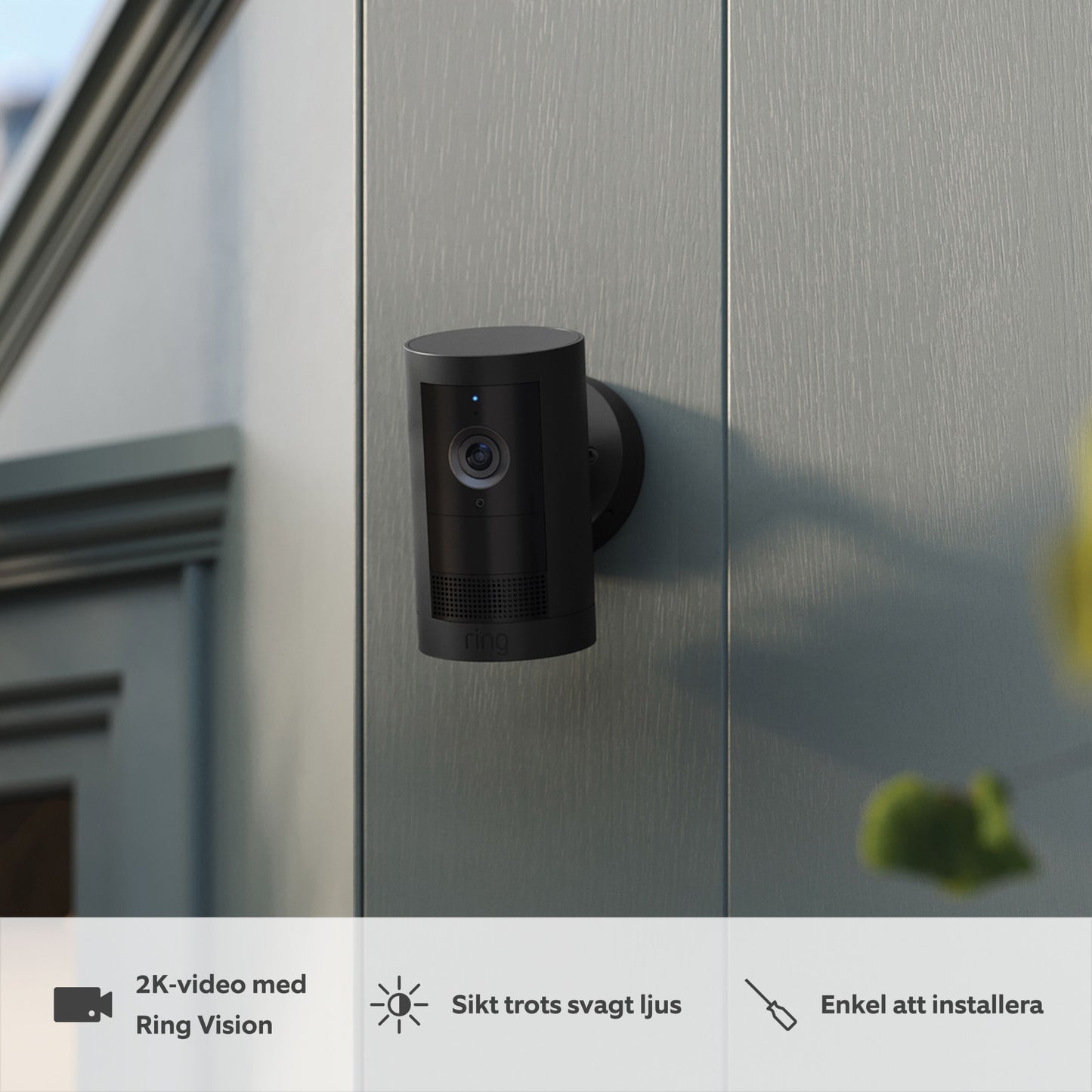 Ring Outdoor Cam Plus Plug-in sort, monteret på ydervæg, ikoner med svensk tekst: natsyn, 1080p Full HD, nem installation.