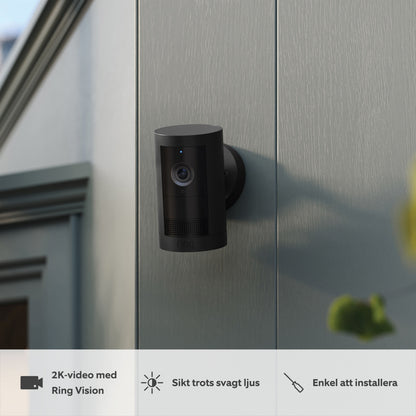 Ring Outdoor Cam Plus Plug-in sort, monteret på ydervæg, ikoner med svensk tekst: natsyn, 1080p Full HD, nem installation.