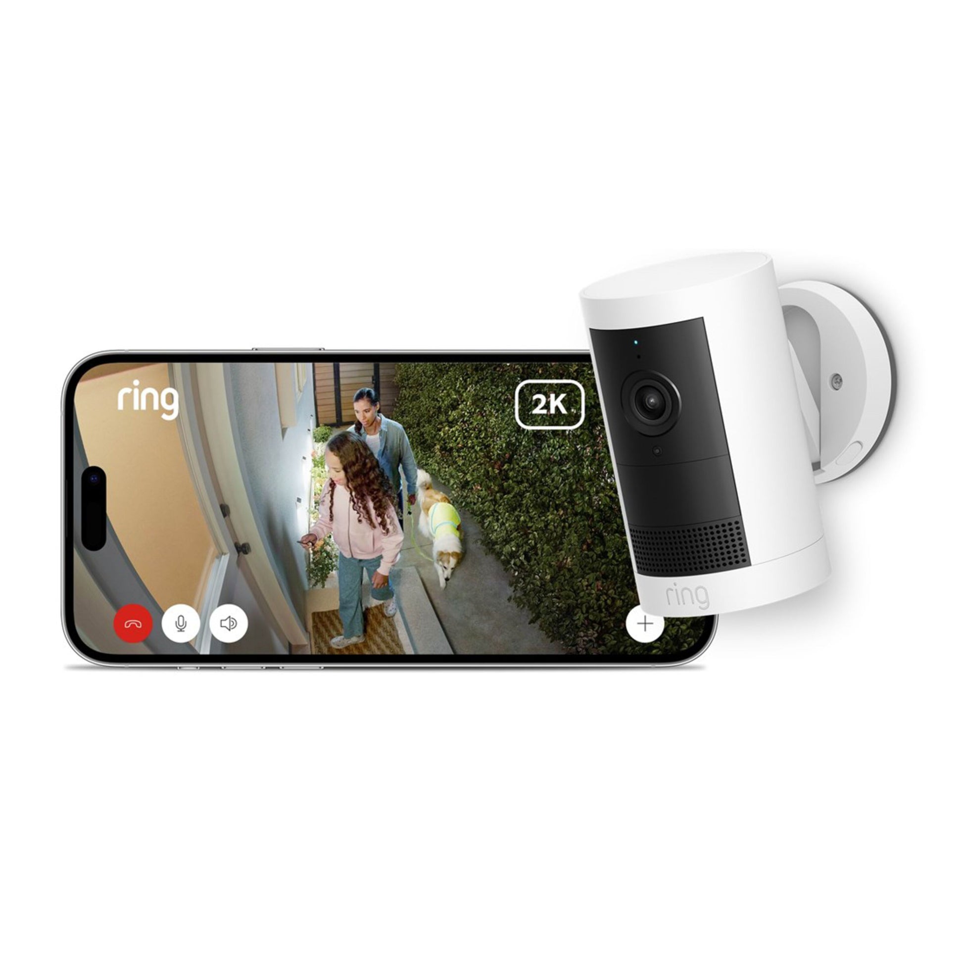Ring Outdoor Cam Plus Plug-in, hvid, vægmonteret ved siden af smartphone med live 2K-video fra dørkameraet.