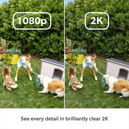 Ring Outdoor Cam Plus Plug-in Hvid viser forskel på 1080p og 2K billedkvalitet med børn og hund ude.