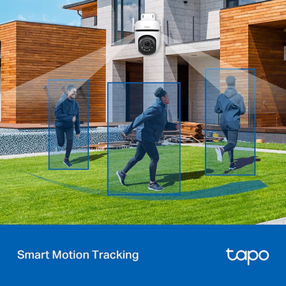 Tp-Link Tapo C520WS trådløst overvågningskamera monteret over dør, tekst: Smart Motion Tracking, viser blå tracking-rektangler.