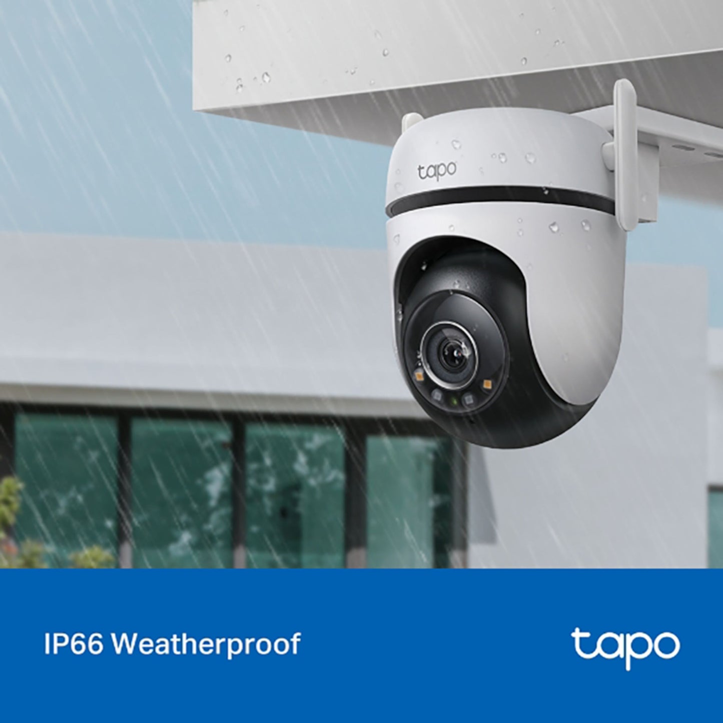 TP-Link Tapo C520WS trådløst overvågningskamera under udhæng i kraftig regn, IP66 vandtæt kabinet med vanddråber.