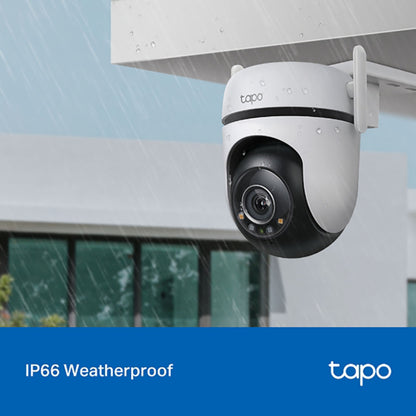TP-Link Tapo C520WS trådløst overvågningskamera under udhæng i kraftig regn, IP66 vandtæt kabinet med vanddråber.