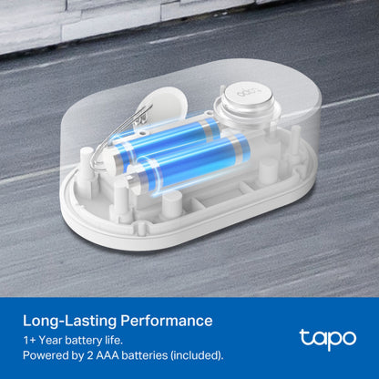 TP-Link Tapo T300 lækagedetektor indvendigt med to blå AAA-batterier, tekst: lang batterilevetid over 1 år, TP-Link-logo.