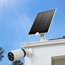 TP-Link Tapo A200 solcellepanel monteret på tagkant leverer strøm til TP-Link udendørs kamera på husfacade.