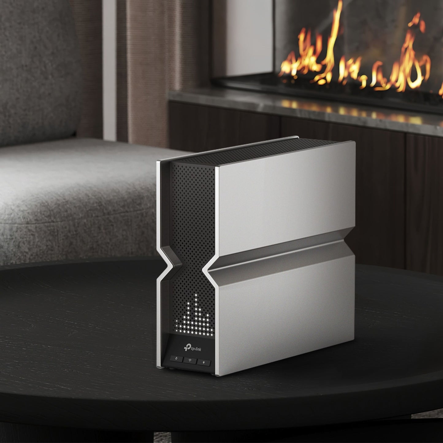 TP-Link Archer BE800 trådløs router Wifi 6 BE19000 sort, set fra siden på sort rundt bord, sofa og pejs i baggrunden.