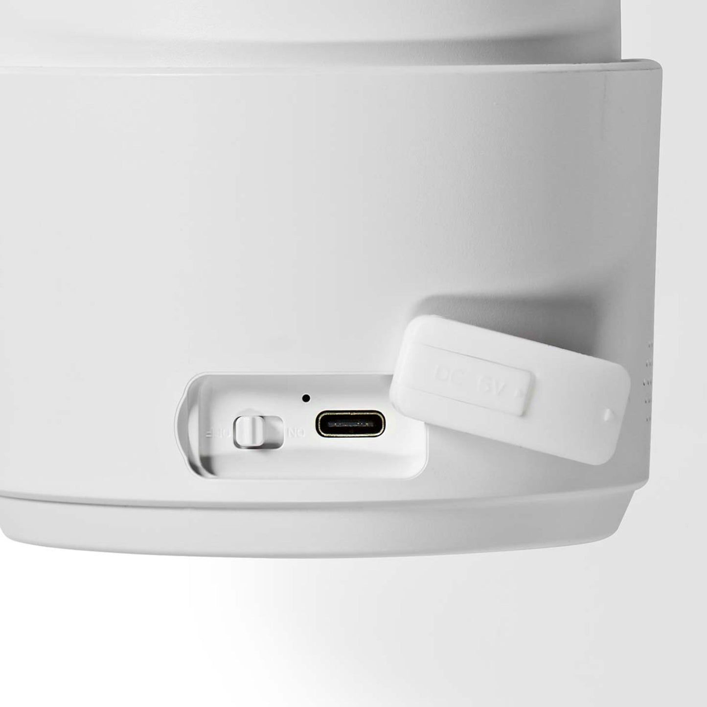 Nedis Udendørskamera 4G solceller close-up, strømafbryder, USB-C DC 5V port, fleksibelt dæksel delvist åbent.