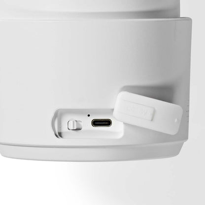 Nedis Udendørskamera 4G solceller close-up, strømafbryder, USB-C DC 5V port, fleksibelt dæksel delvist åbent.