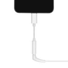 Smartphone tilsluttet Linocell USB-C til 3,5 mm adapter hvid kabel, del af skærm synlig foroven.