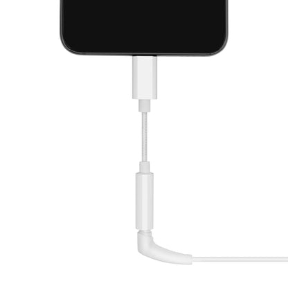 Smartphone tilsluttet Linocell USB-C til 3,5 mm adapter hvid kabel, del af skærm synlig foroven.