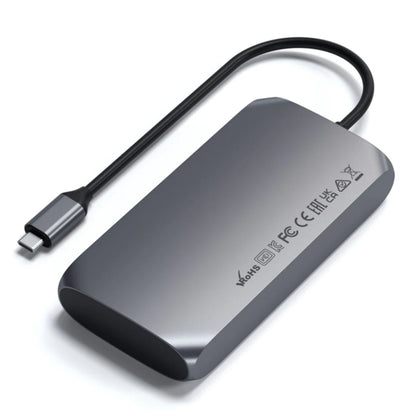 Satechi M1 USB-C Multiadapter sølv med certificeringsmærker, synlig USB-C kabel og tilsluttet Mac dockingstation.