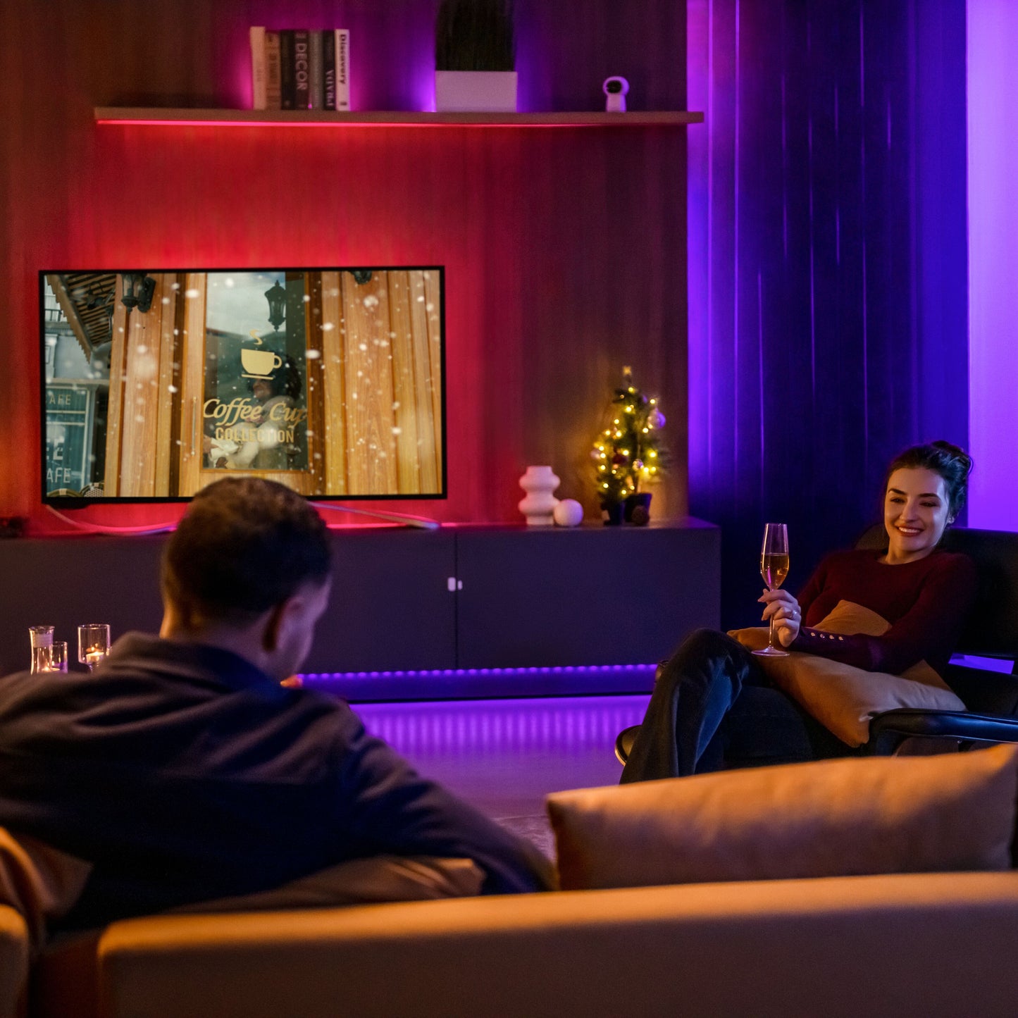 Aqara LED-strip T1 2 m monteret i stue, lys styres via Apple HomeKit, lille juletræ synligt i baggrunden.