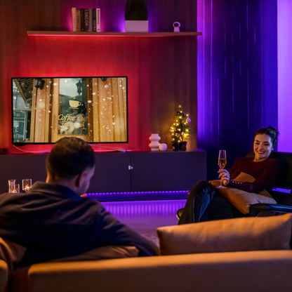 Aqara LED-strip T1 2 m monteret i stue, lys styres via Apple HomeKit, lille juletræ synligt i baggrunden.