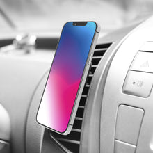 Smartphone med farverig skærm på magnetisk mobilholder til ventilationsgitter monteret på bilens grå instrumentbræt.