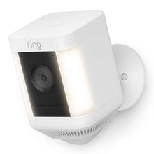 Ring Spotlight Cam Plus Battery trådløs overvågningskamera hvid, monteret på væg, 1080p Full HD linse, cirkulær base.