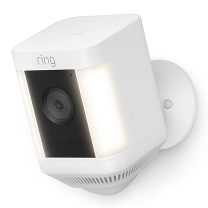 Ring Spotlight Cam Plus Battery trådløs overvågningskamera hvid, monteret på væg, 1080p Full HD linse, cirkulær base.