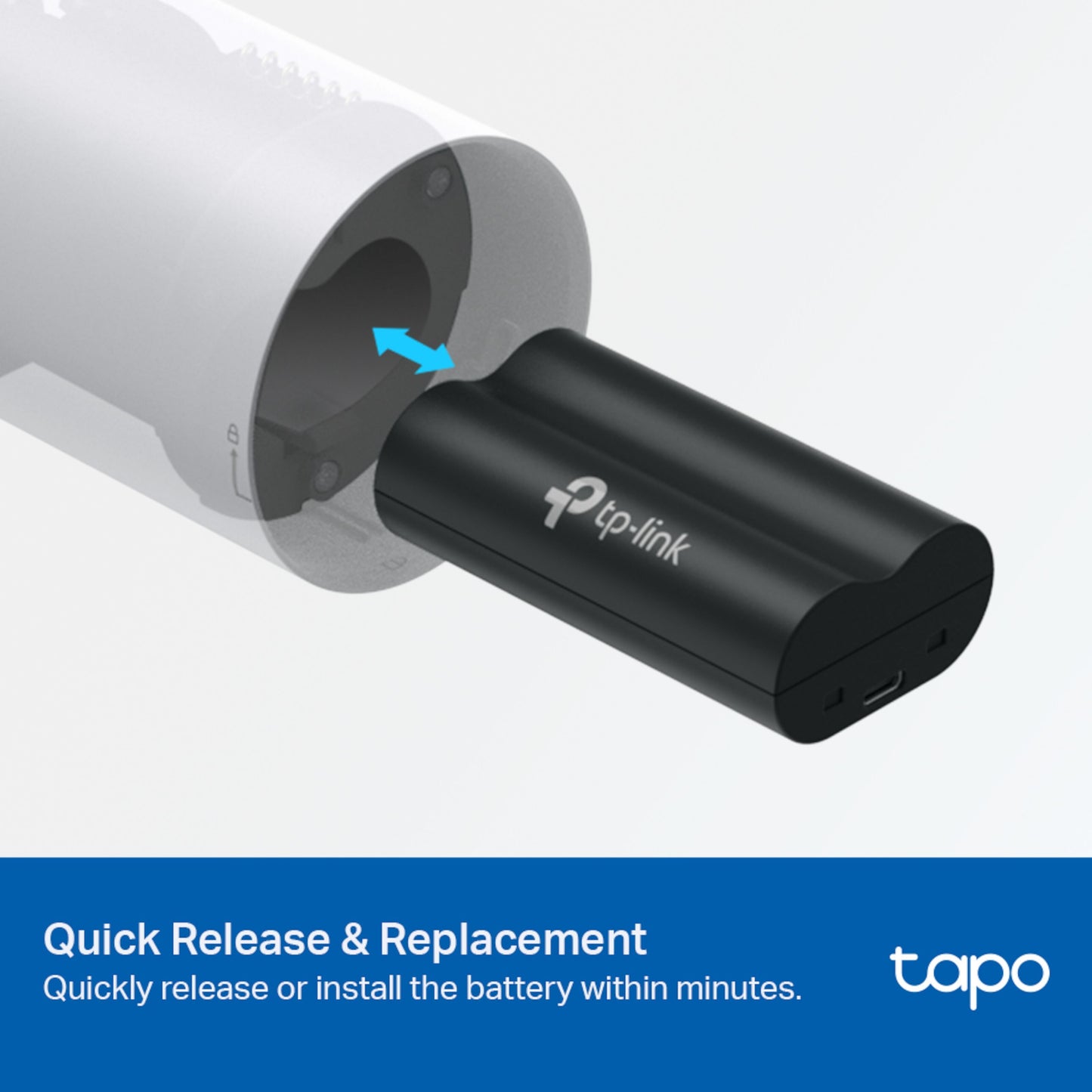 TP-Link Tapo A100 sort batteripakke indsættes i cylindrisk enhed, blå pil, tekst Quick Release  Replacement, Tapo logo.