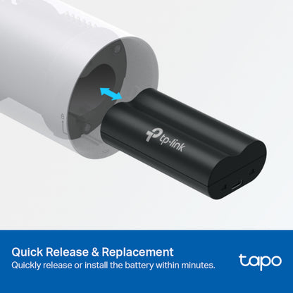 TP-Link Tapo A100 sort batteripakke indsættes i cylindrisk enhed, blå pil, tekst Quick Release  Replacement, Tapo logo.